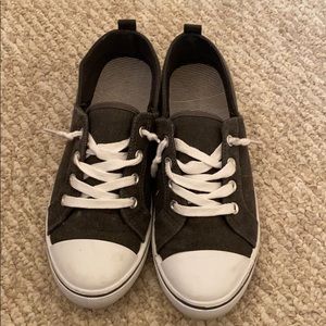 Maurice’s shoes size 7 “ Gia slip on sneaker “